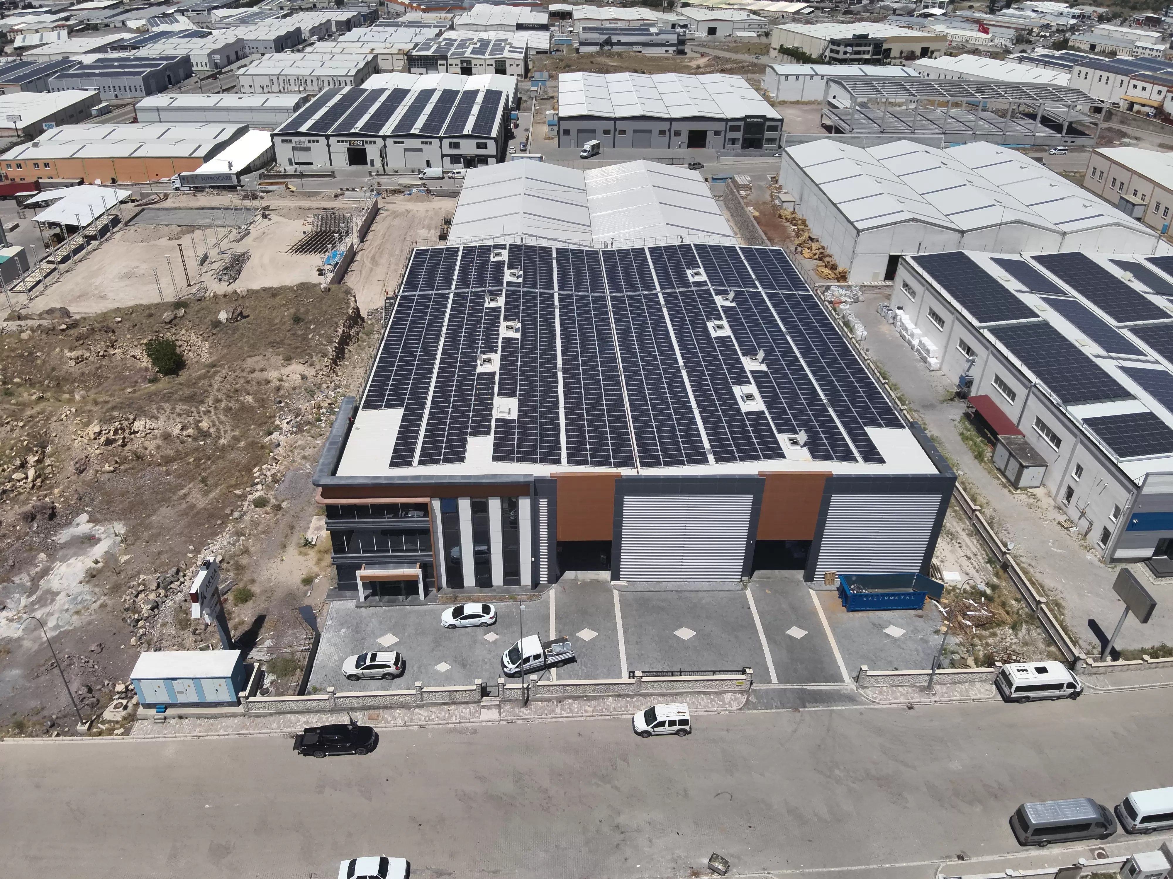 Industrielle Aufdach-PV-Anlage aus der Vogelperspektive