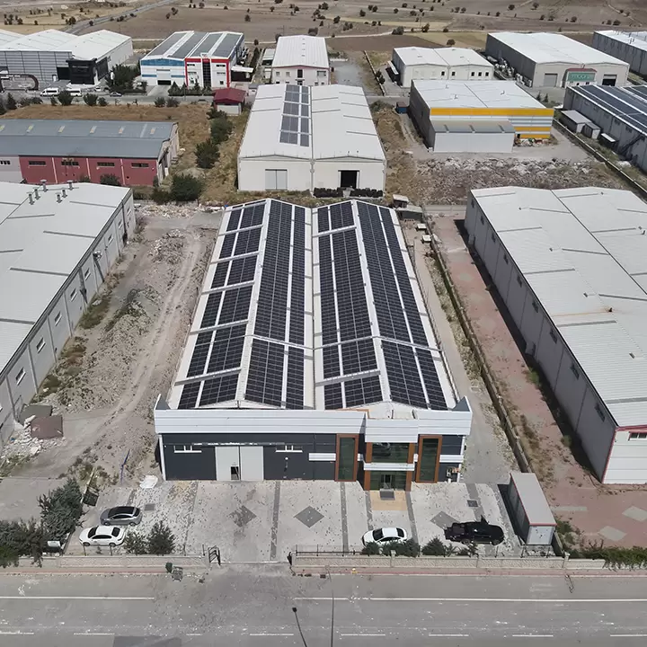 Sistema fotovoltaico en cubierta sobre nave industrial