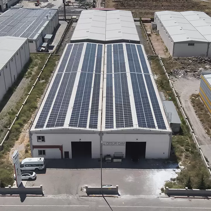Aufdach-Photovoltaik-Anlage auf einem Industriegebäude
