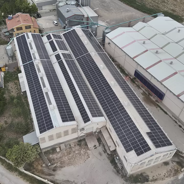 Aufdach-Photovoltaik-Anlage auf einem Industriegebäude