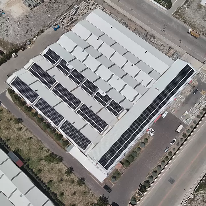 Aufdach-Photovoltaik-Anlage auf einem Industriegebäude