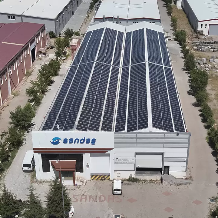 Aufdach-Photovoltaik-Anlage auf einem Industriegebäude